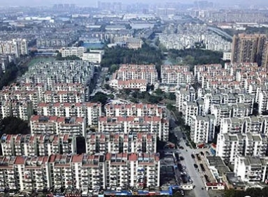 中心城市品質(zhì)提升《南湖區(qū)桂苑社區(qū)改造工程》區(qū)各級領導查看施工現(xiàn)場